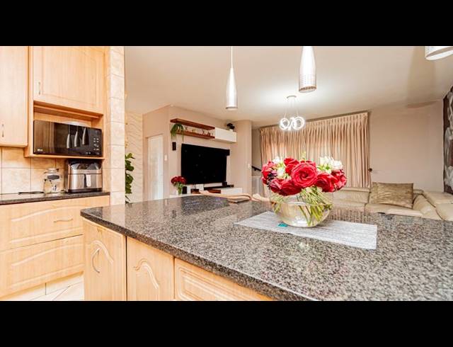 3 BEDROOM TOWNHOUSE FOR SALE IN ELANDSHAVEN